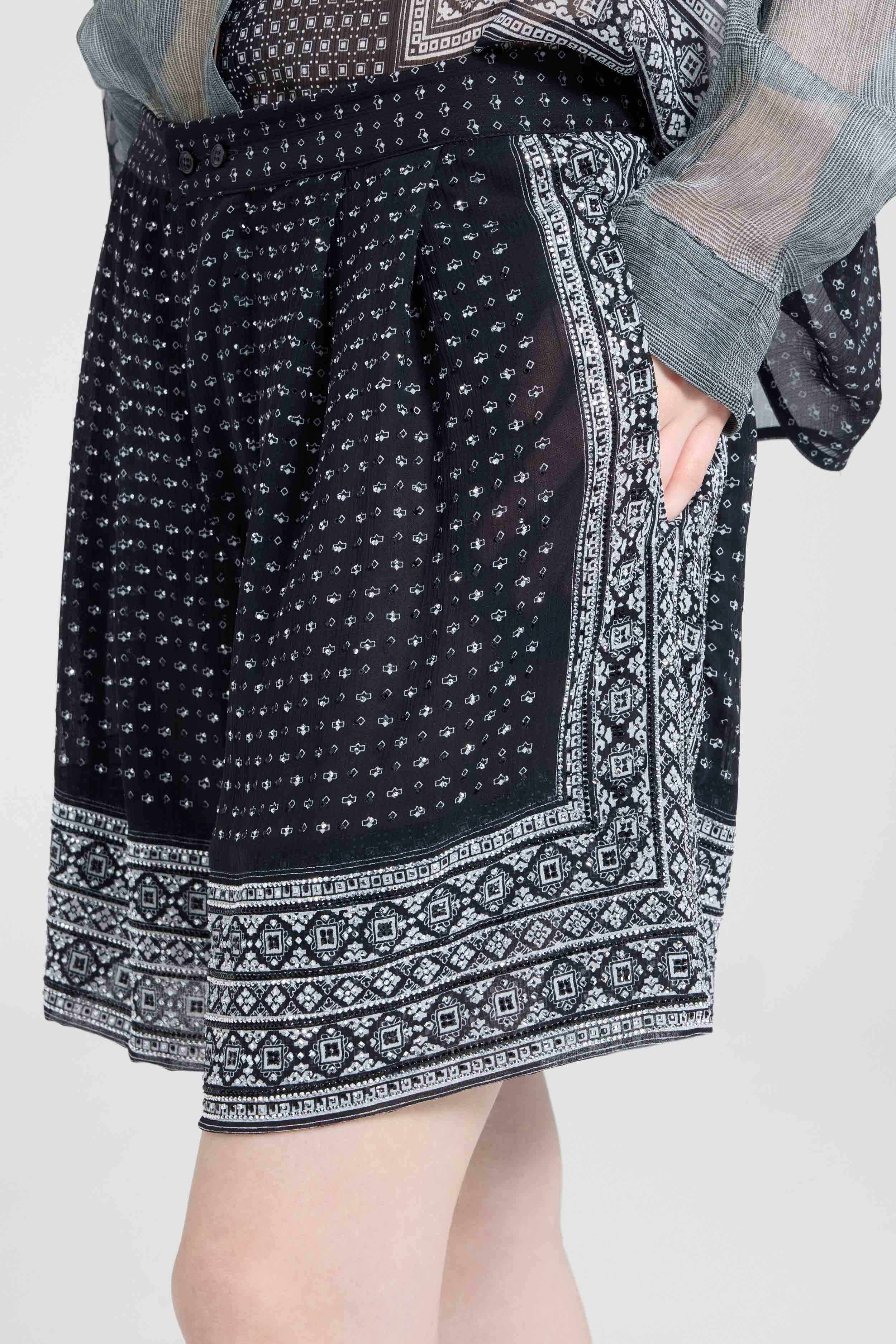 Bandana print crepon silk bermuda with hand-applied crystals - Image 4