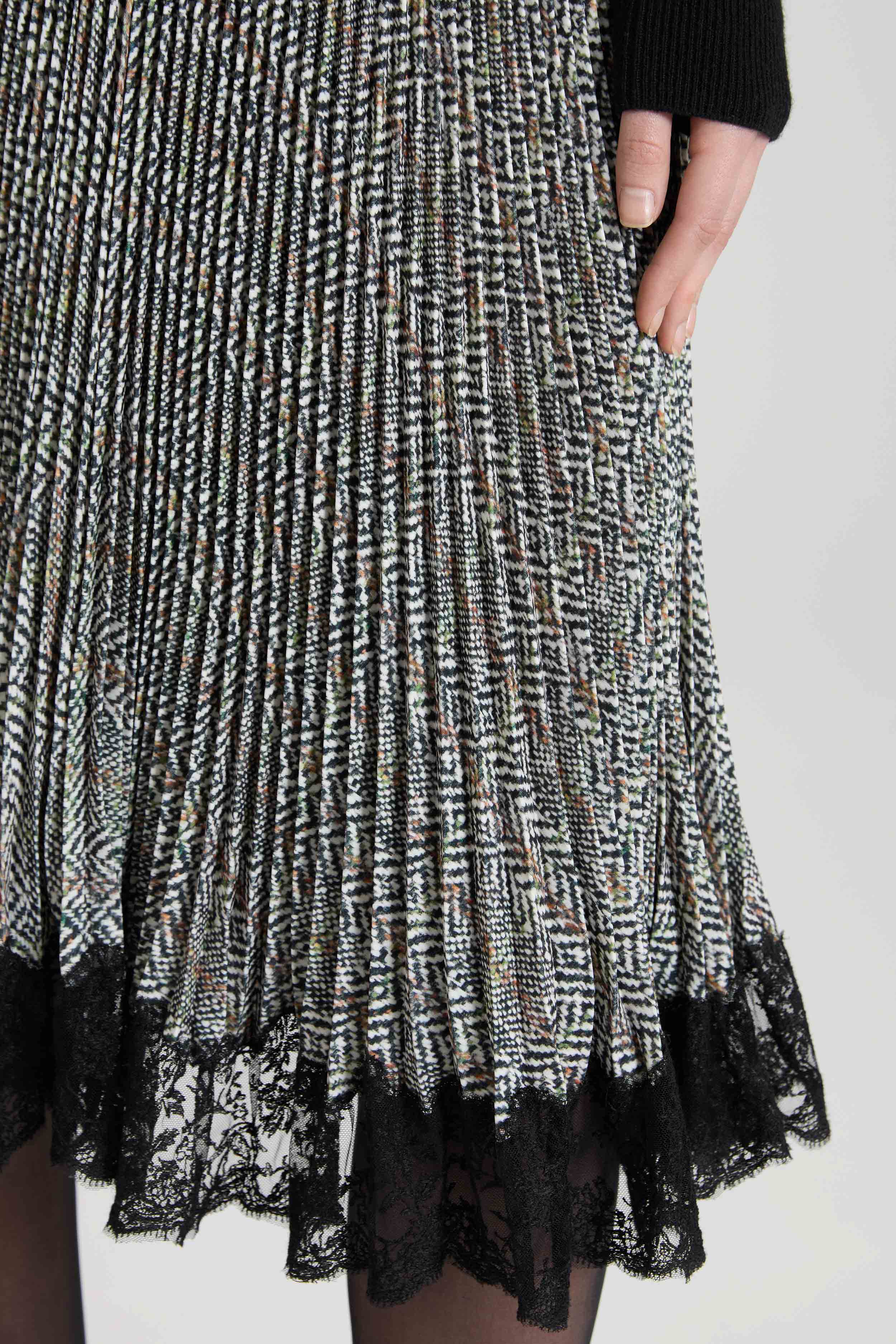 Below-the-knee pleated skirt in cady with resca print and contrasting lace hem - Image 4