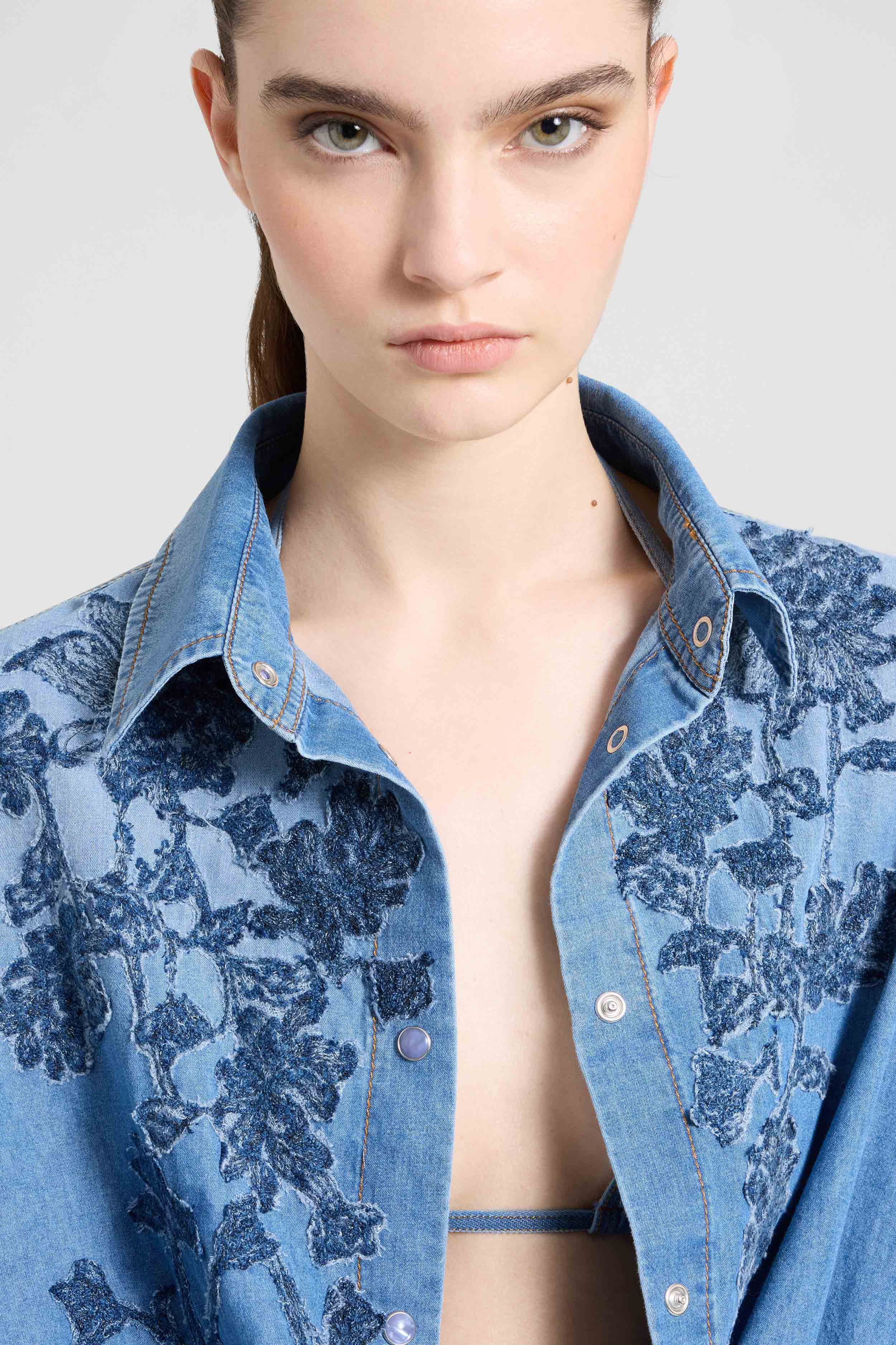 Cotton denim shirt with floral embroidery - Image 4