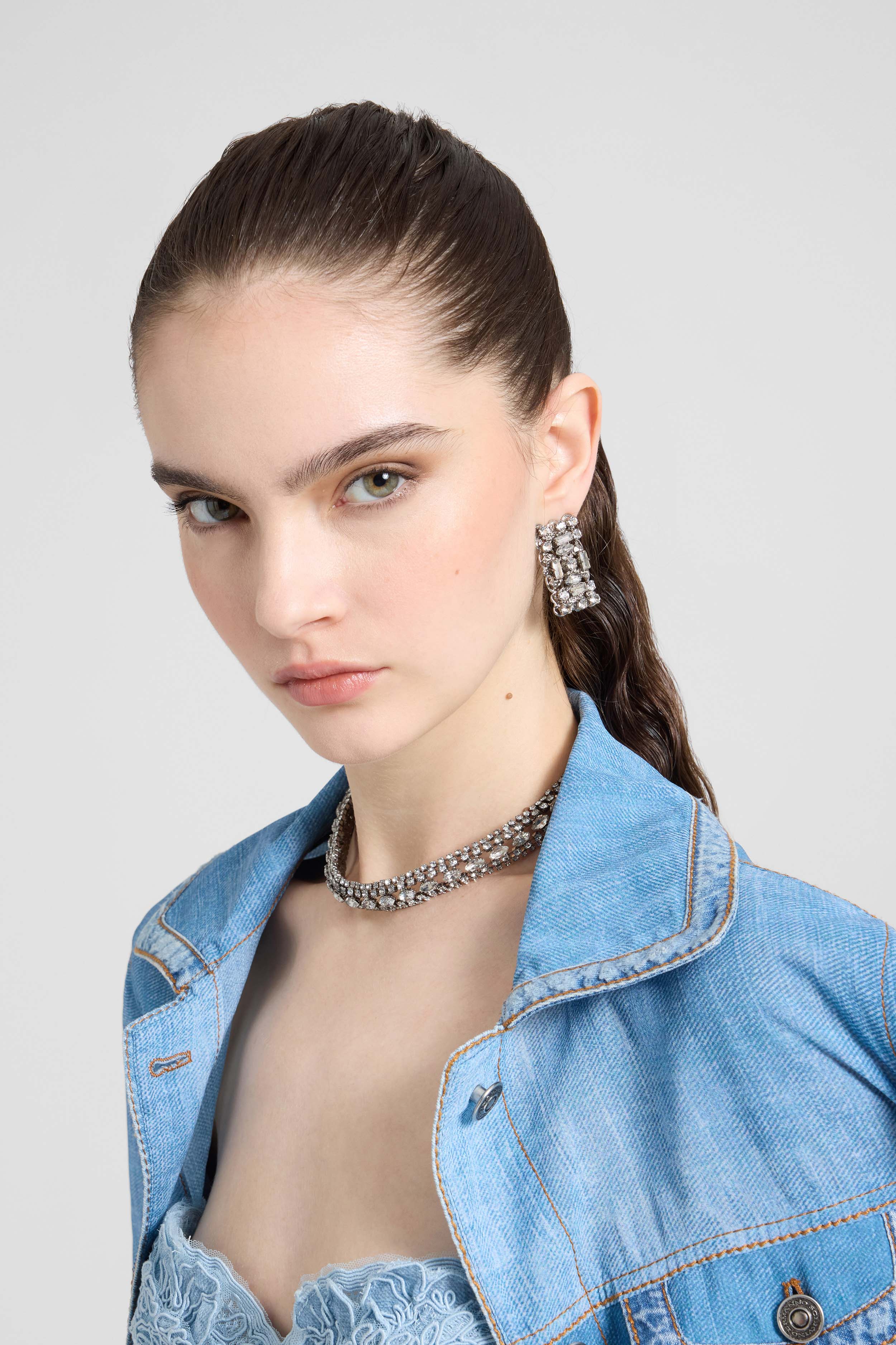 Filigree brass jewel earrings with crystals - Image 3