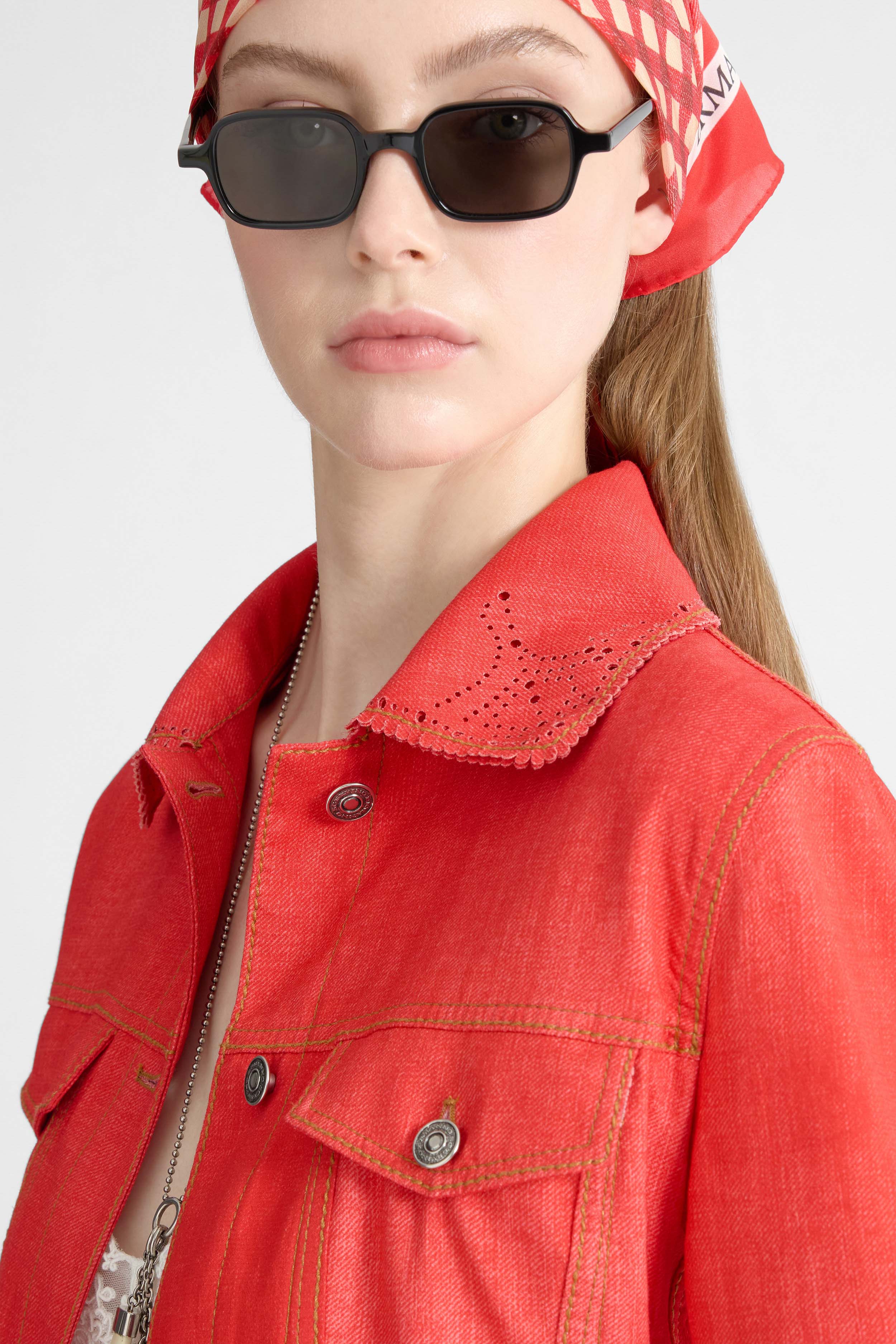 Fitted red jeans-print marocain jacket with broguing collar - Image 4