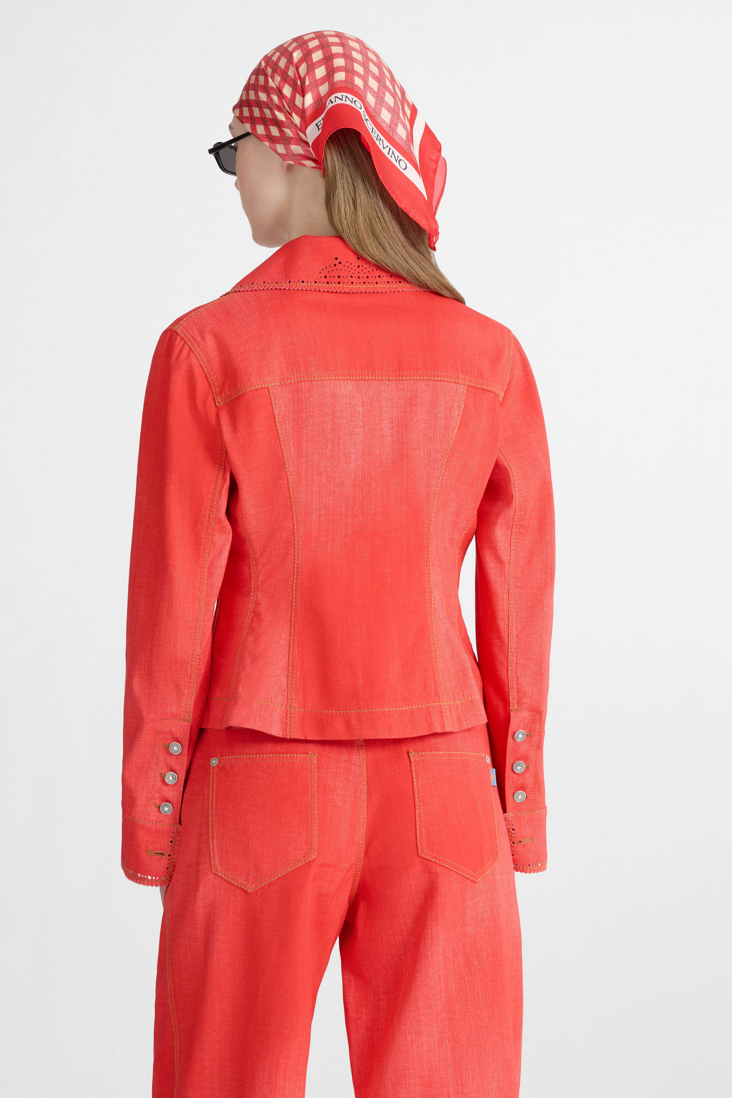 Fitted red jeans-print marocain jacket with broguing collar - Image 5