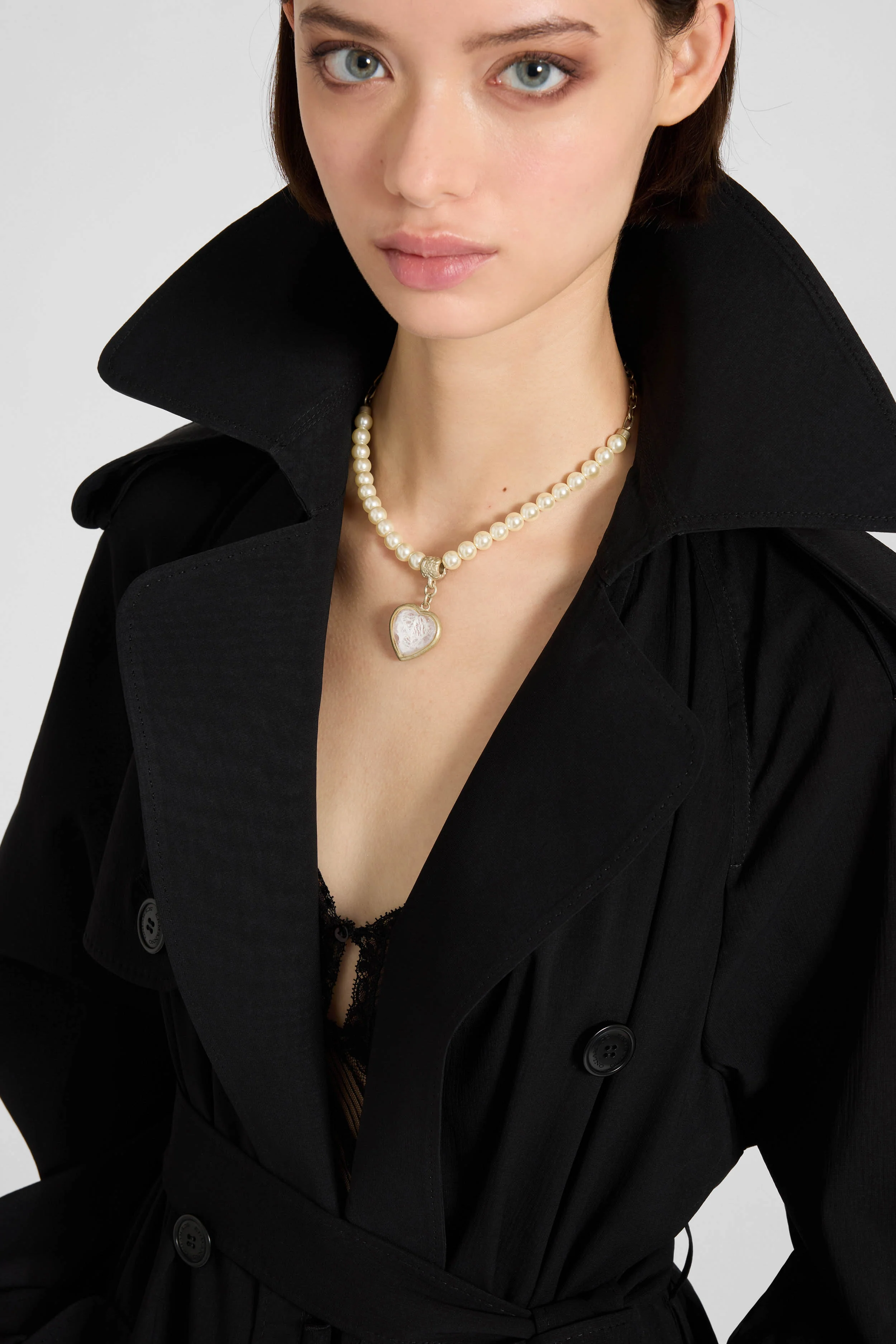 Glass pearl choker with heart charm and lace inserts - Image 2