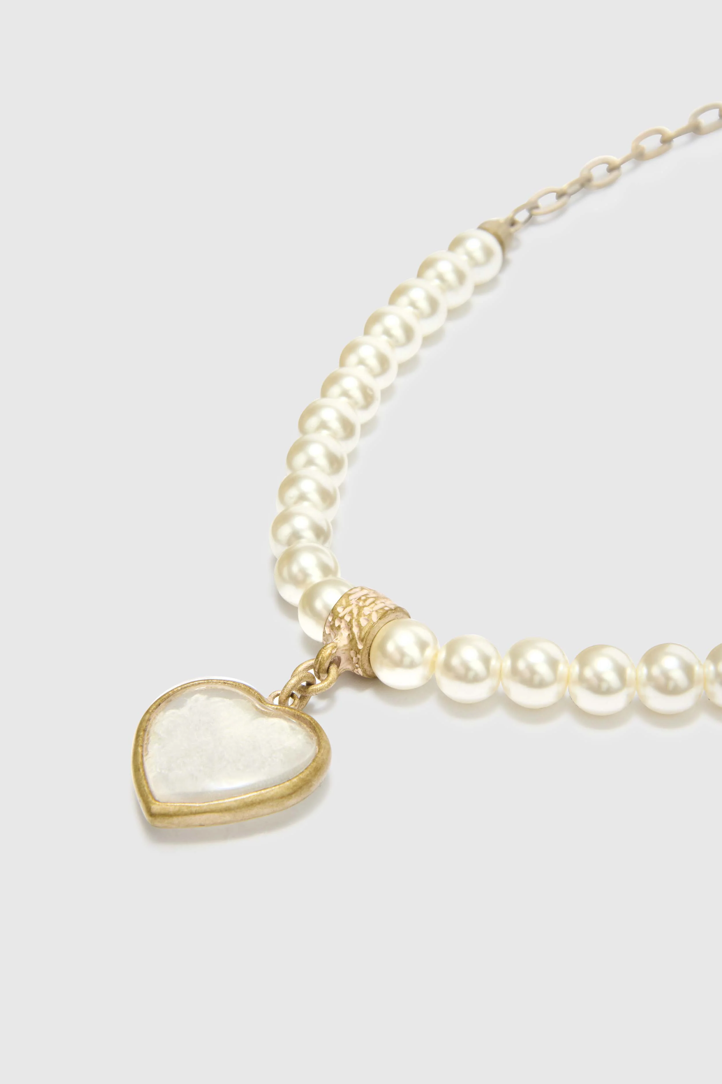 Glass pearl choker with heart charm and lace inserts - Image 3