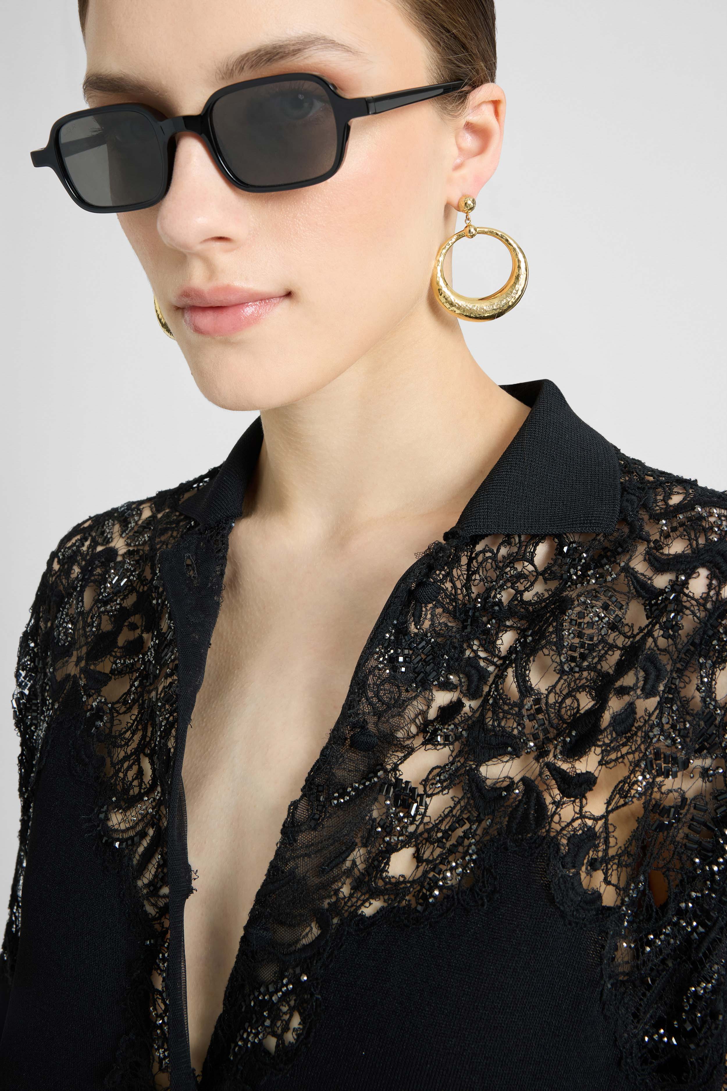 Gold circle earrings - Image 2