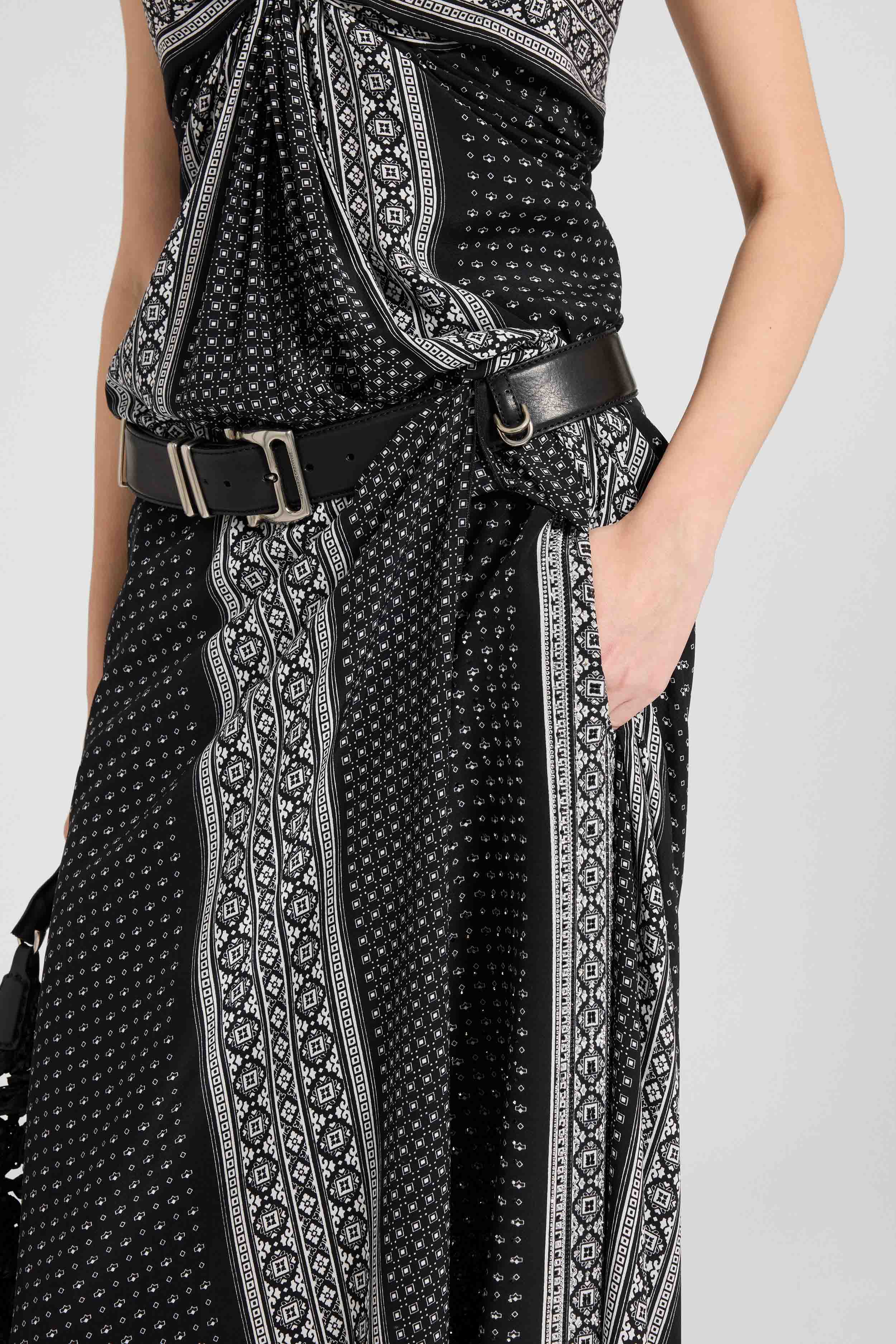 Long bandana-print dress with central knot - Image 3