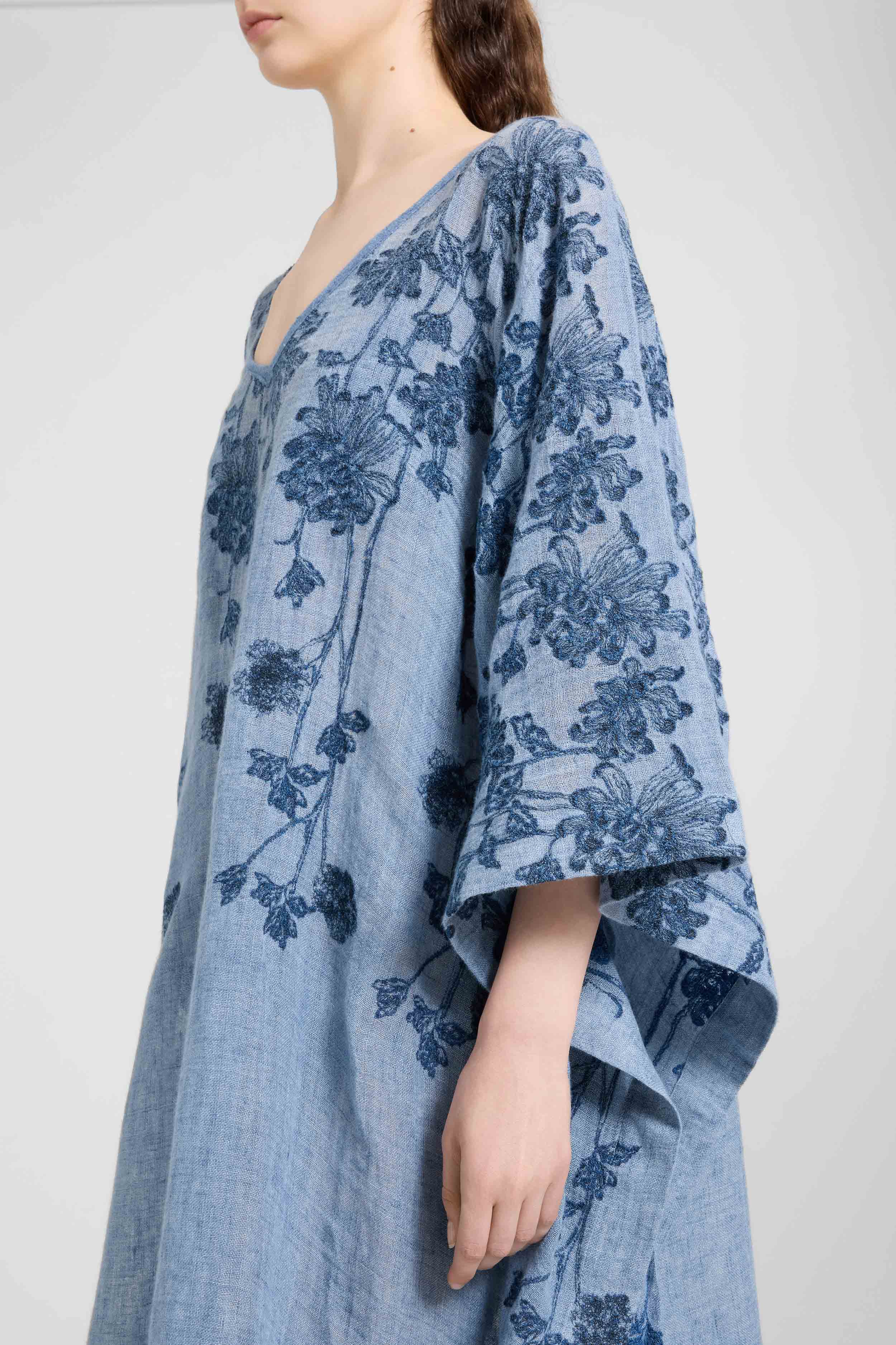 Midi pure linen denim-print kaftan with floral motif - Image 3
