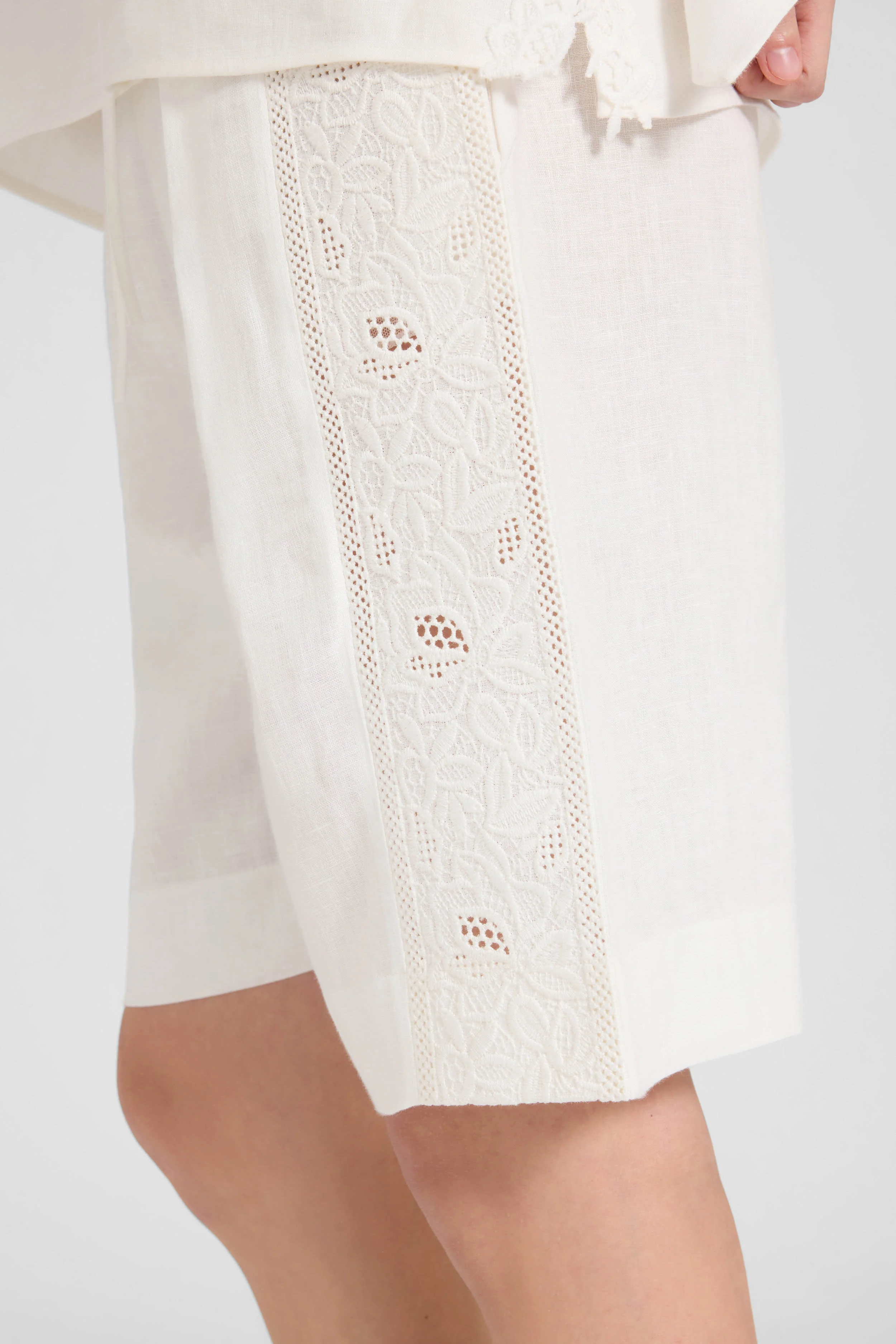 Pure linen bermuda shorts with three-dimensional floral embroidery - Image 4