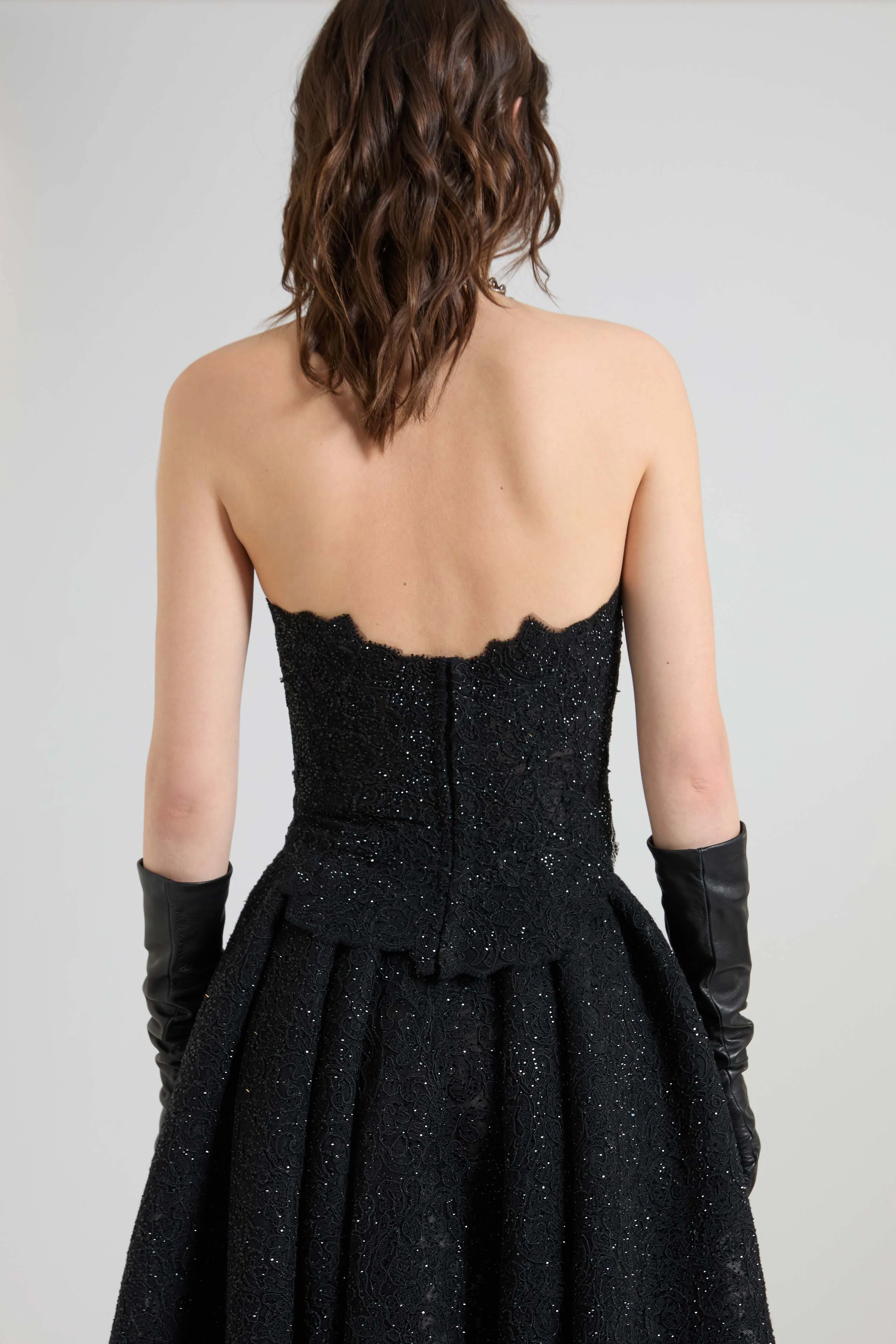Rebrodé lace bustier with tone-on-tone crystals and V-shaped hem - Image 4