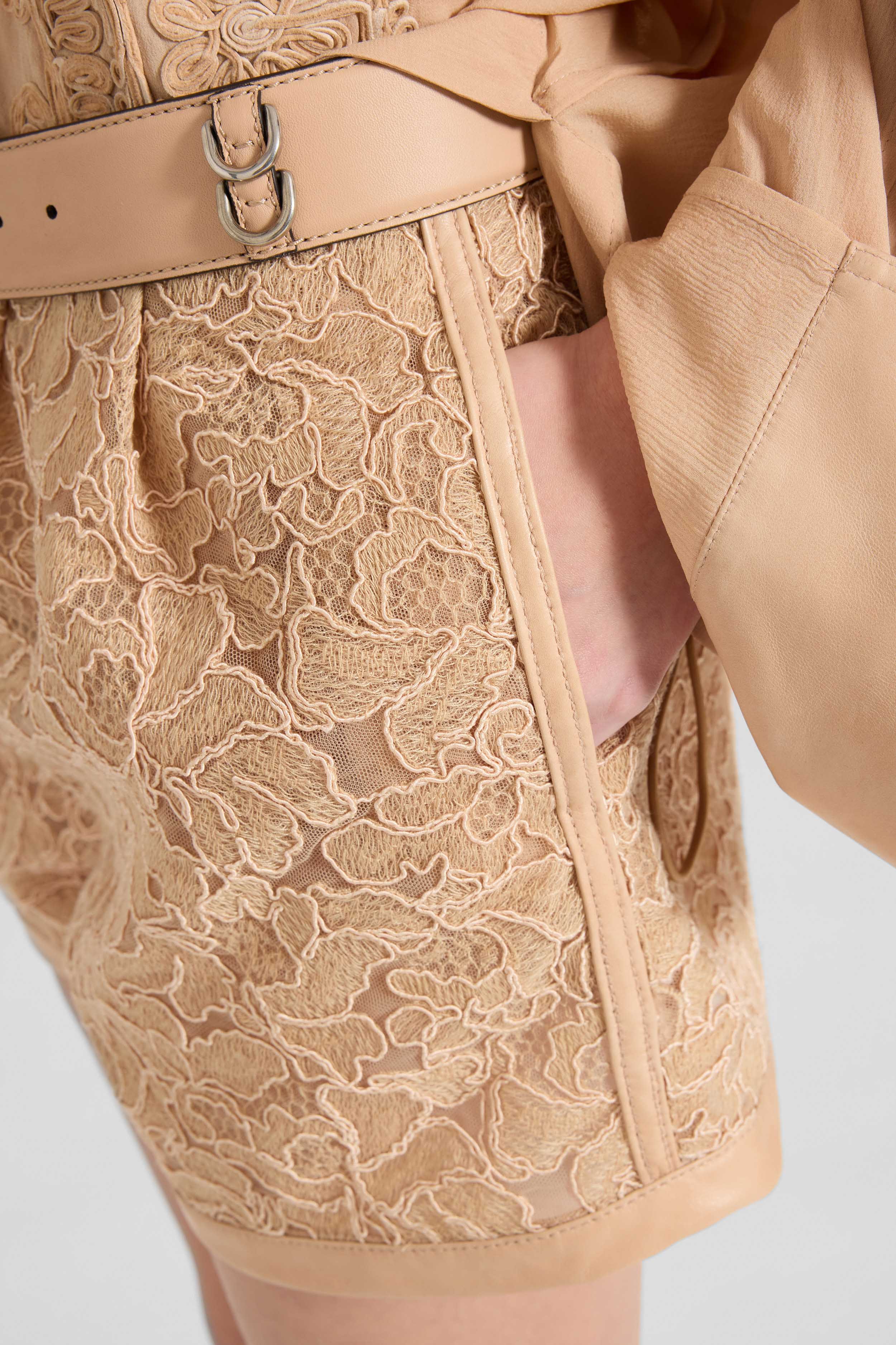 Rebrodé lace shorts - Image 4